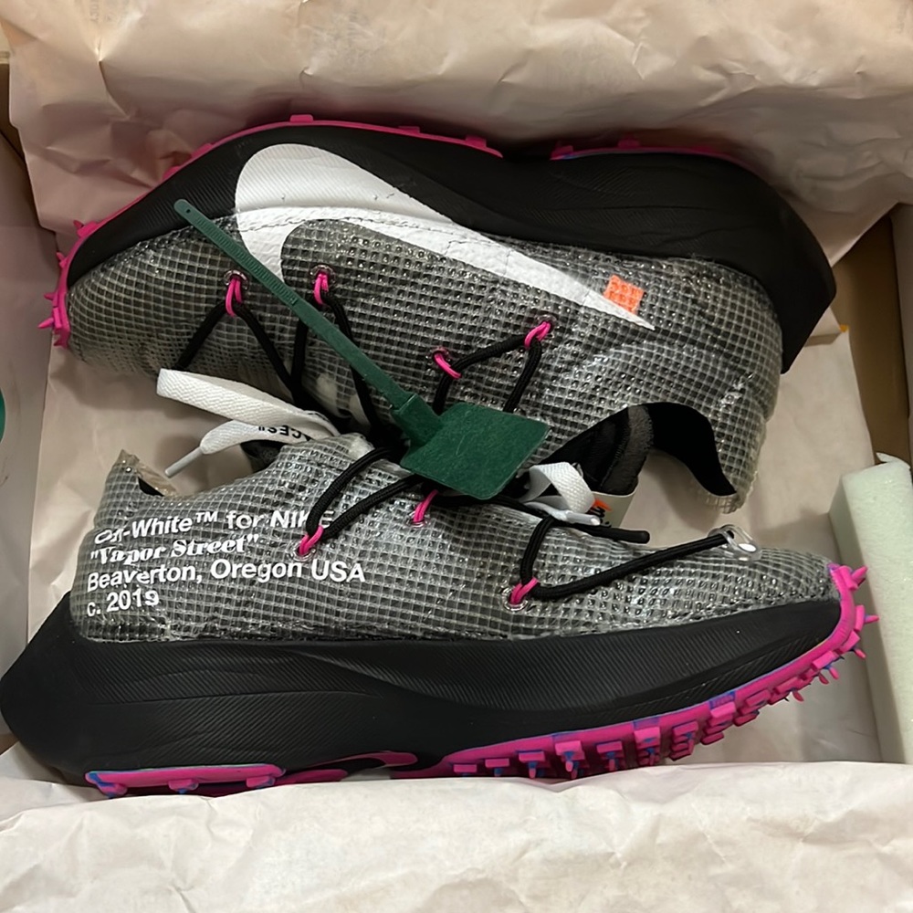 Off-white vapor street